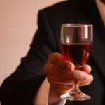 Как влияет алкоголь на сахар в крови: повышает или понижает?